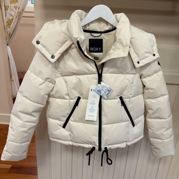 Roxy Jackets & Blazers - NWT Women’s ROXY Short Buttercream White Water Resident Puffer Jacket Small